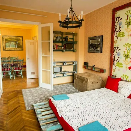 Cosy Art Flat Downtown Buda *